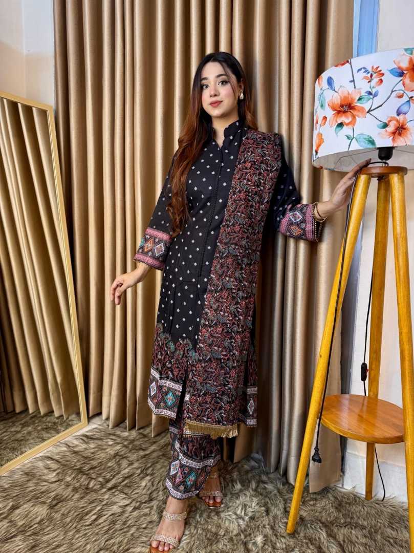 The,MakhMoor,Black,Slitted,Anarkali,Suit,Set